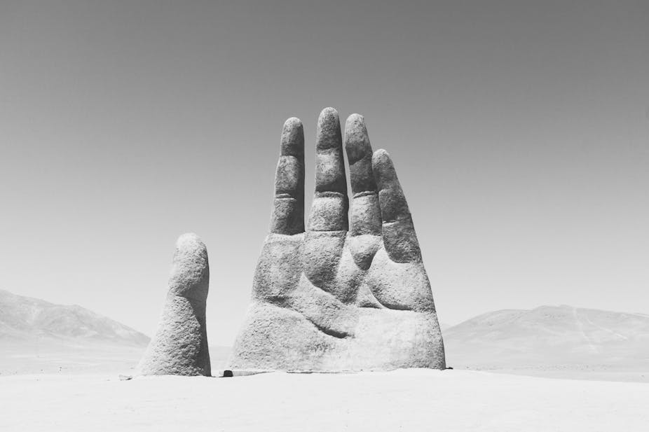 Sculpture d’une main dans le désert