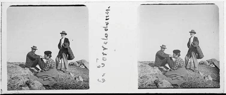 Dos hombres y una mujer en el campo.