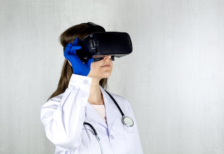 une femme medecin avec des lunette de réalité virtuelle