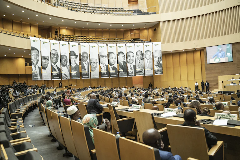 Grande salle de réunion pleine de délégués