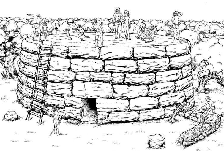 Dibujo de una construcción redonda de piedra y prehistórica con personas sobre el techo de la construcción.