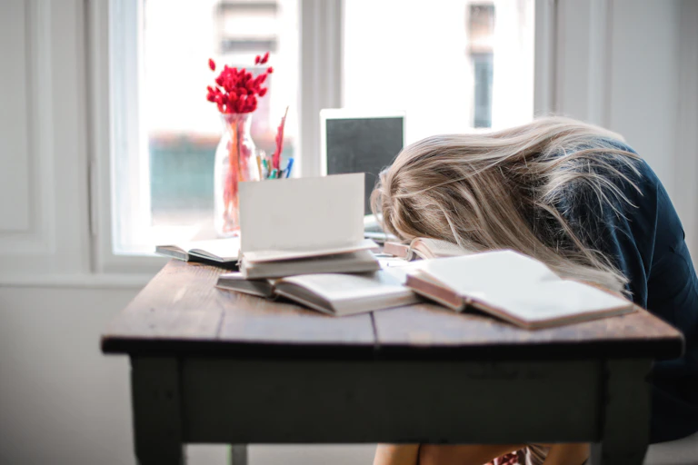 Une personne dort sur sa table de travail