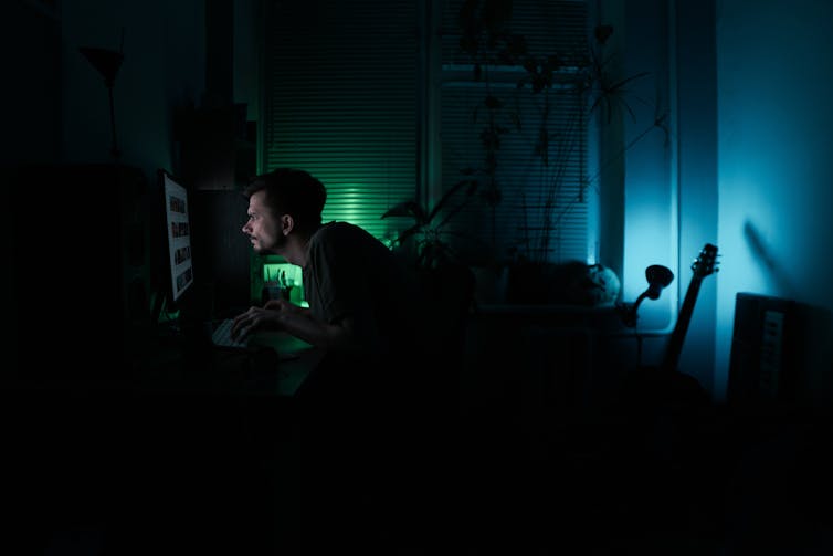 Homme travaillant de nuit sur l’ordinateur