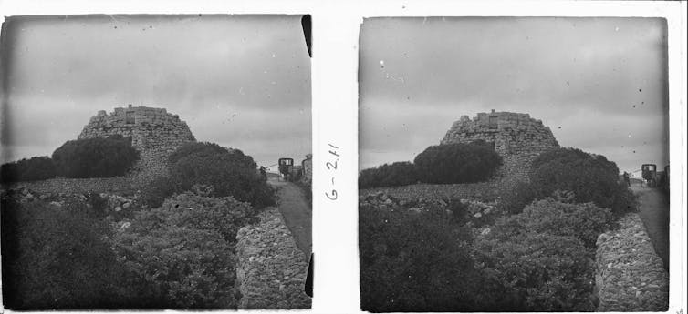 Dos fotografías en blanco y negro de una construcción de piedra redonda y alta.