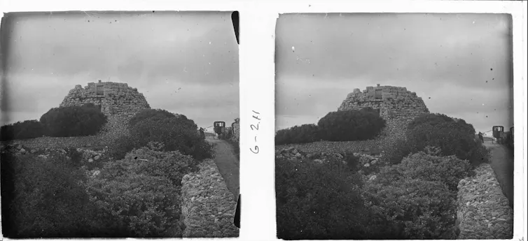 Dos fotografías en blanco y negro de una construcción de piedra redonda y alta.