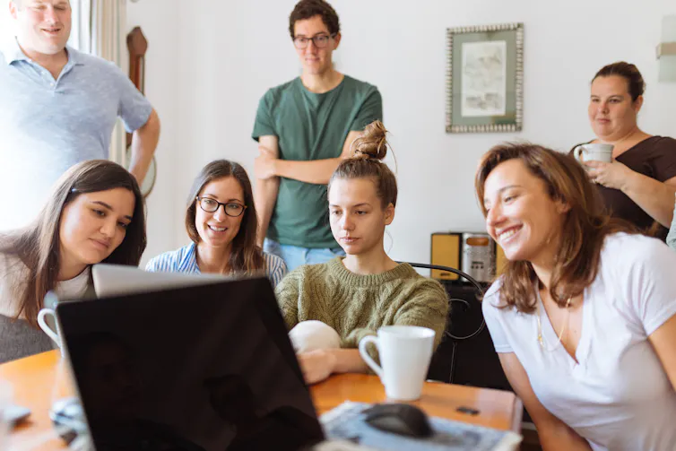 Groupe de travail, personne en retrait