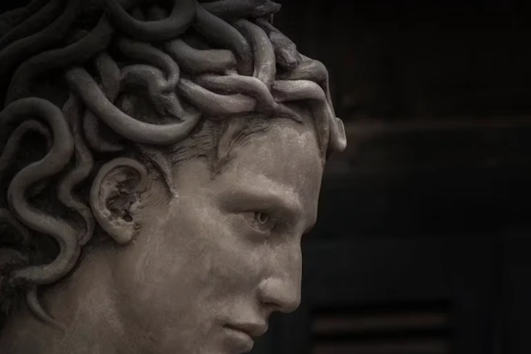 Un visage de femme sculpté