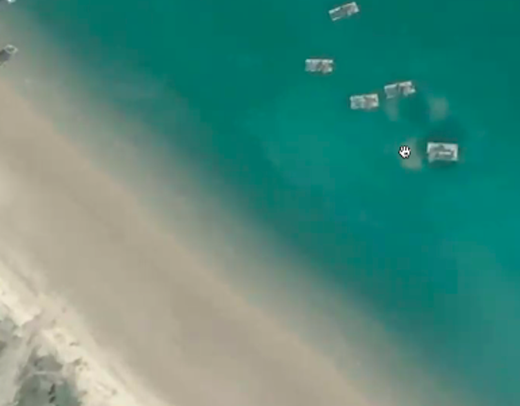 Kapal nelayan mengambil pasir laut.