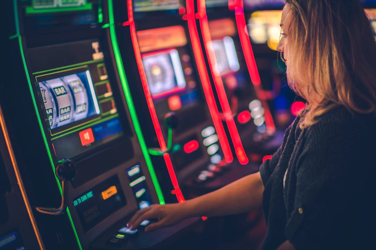 Mujer jugando a una máquina tragaperras
