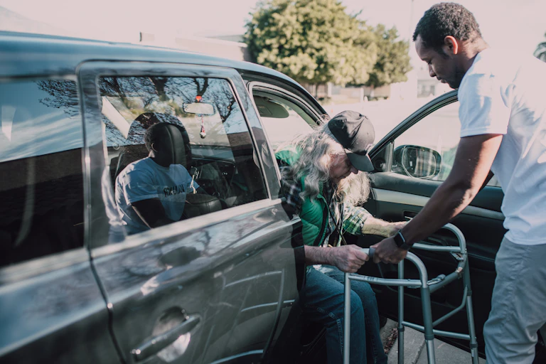 Personne âgée ayant besoin d'aide pour sortir du véhicule