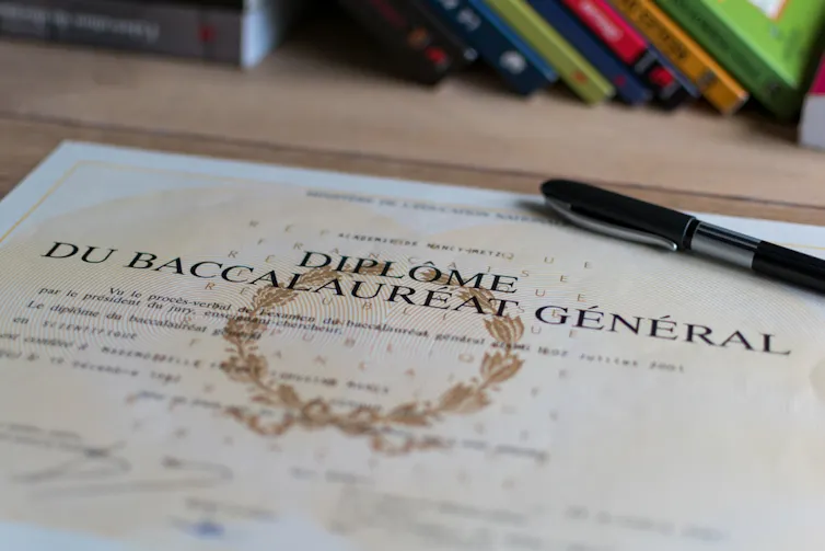 Baccalauréat : gros plan sur un diplôme français avec quelques livres