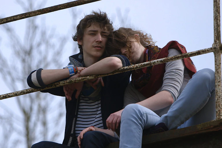 Deux jeunes assis qui regardent au loin