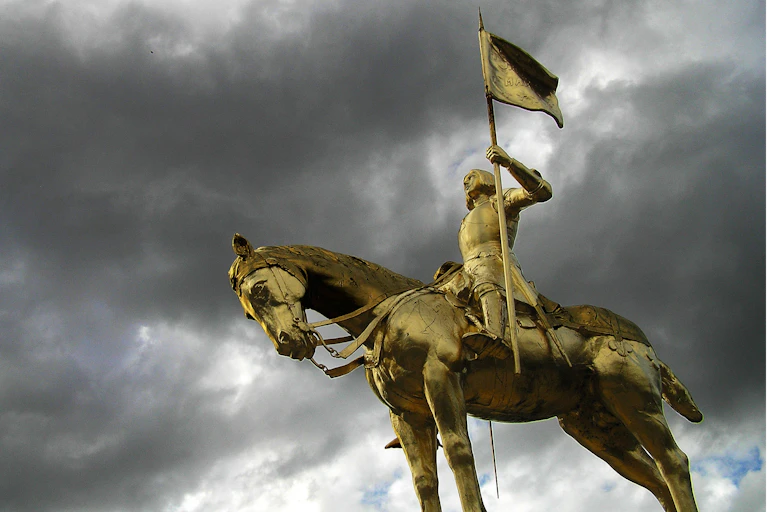 Statue dorée de Jeanne d'Arc, près des Tuileries, Paris.