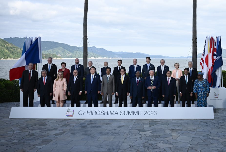 Une vingtaine de dirigeants posent devant un panneau sur lequel est écrit « Hiroshima Summit 2023 »