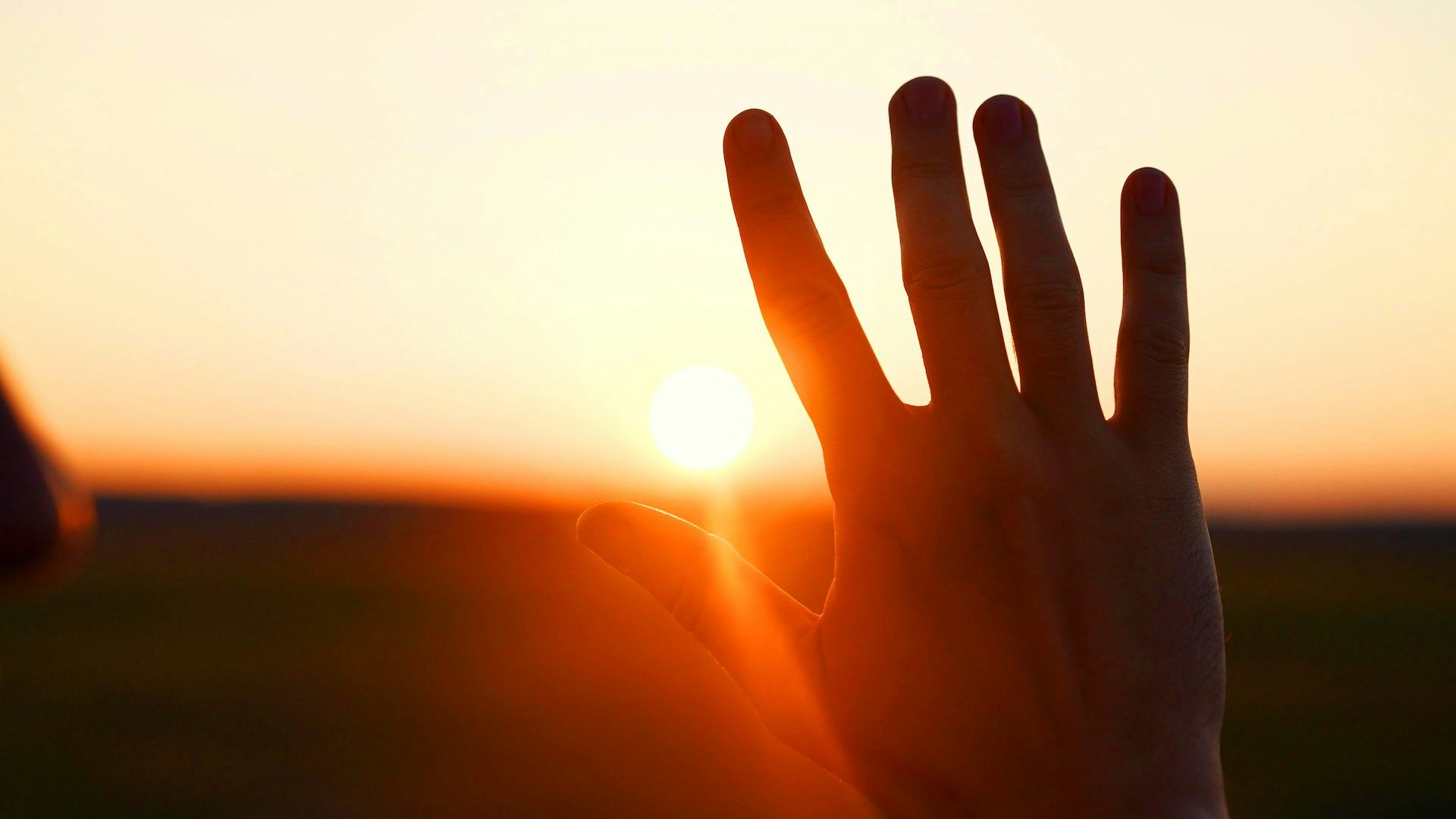 main qui protège du soleil
