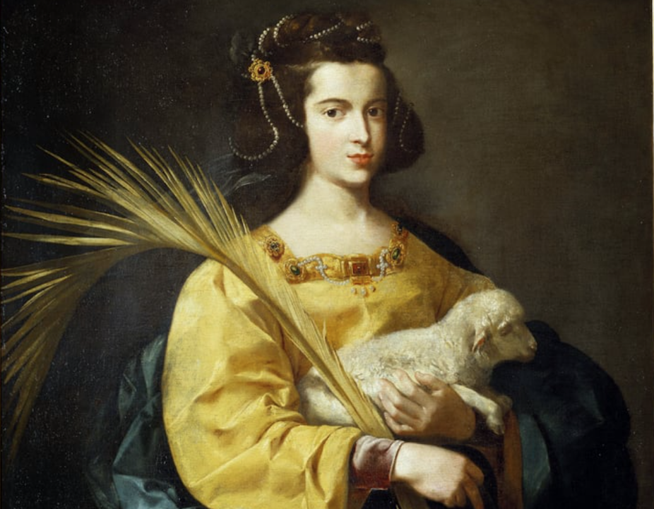 Portrait d'une jeune femme élégante qui  tient un agneau dans ses bras