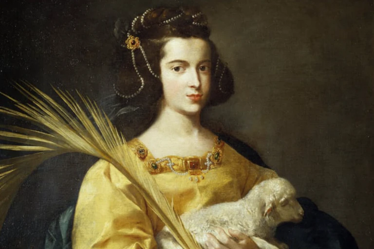Portrait d'une jeune femme élégante qui tient un agneau dans ses bras