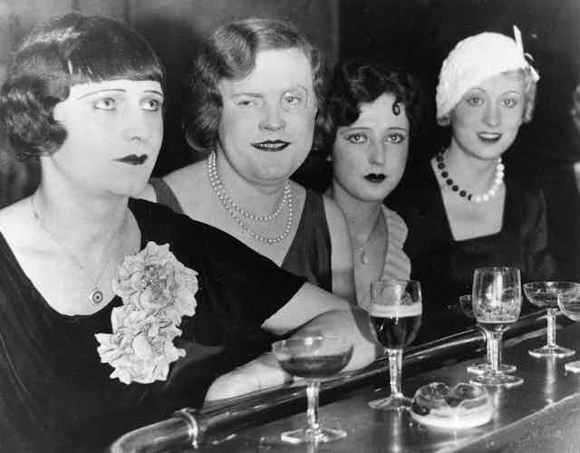 Foto en blanco y negro de cuatro mujeres trans.