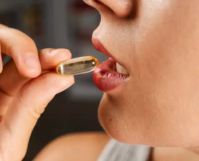 Mujer consume suplementos alimenticios