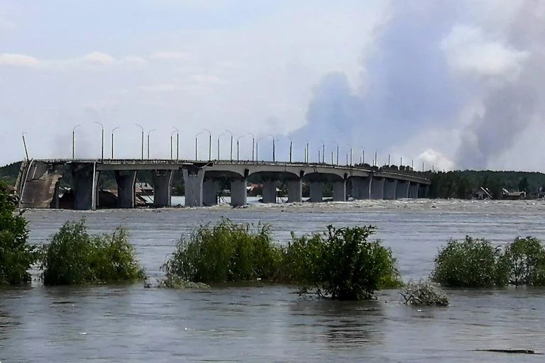 Pont ç moitié écroulé dont monte de la fumée