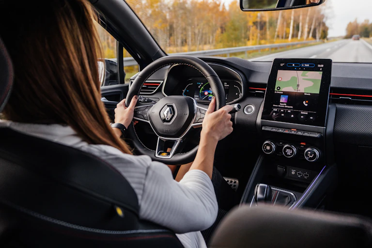 Femme au volant d'une Renault