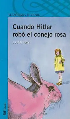Un conejo rosa gigante llora mientras observa a una niña a lo lejos.
