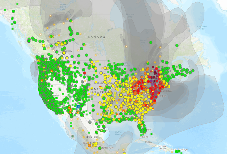 Un mapa de América del Norte muestra donde el humo de los incendios forestales en Alberta, Ontario y Nueva Escocia, Canadá, se detectó a través de los EE. UU. y el este de Canadá.