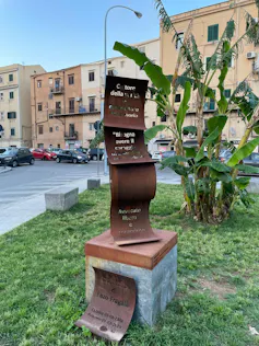 Escultura de bronce conmemorativa.