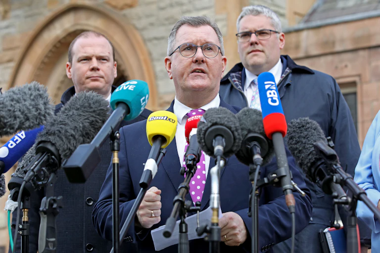 Jeffrey Donaldson devant plusieurs micros