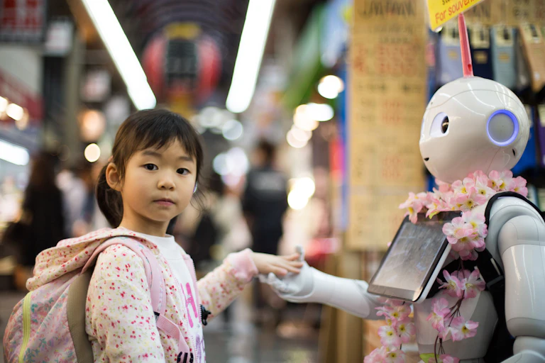 petite fille donne la main à un robot humanoïde