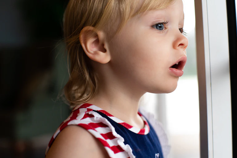 Enfant regardant par la fenêtre
