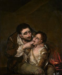 Pintura en la que un hombre fuerza a un niño a abrir la boca metiéndole dos dedos en ella.