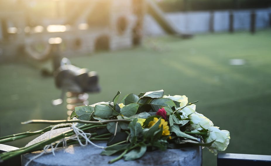 Des fleurs ont été déposées aux Jardins de l'Europe, à Annecy, en hommage aux six blessés d'une attaque au couteau. Parmi les victimes, quatre petits enfants, entre 22 mois et 3 ans. 