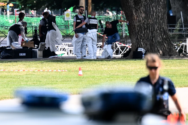 Plusieurs personnes en tenue de protection dans un parc