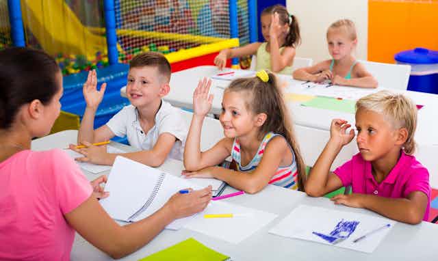 Varios niños participan en una clase, algunos con más energía que otros.