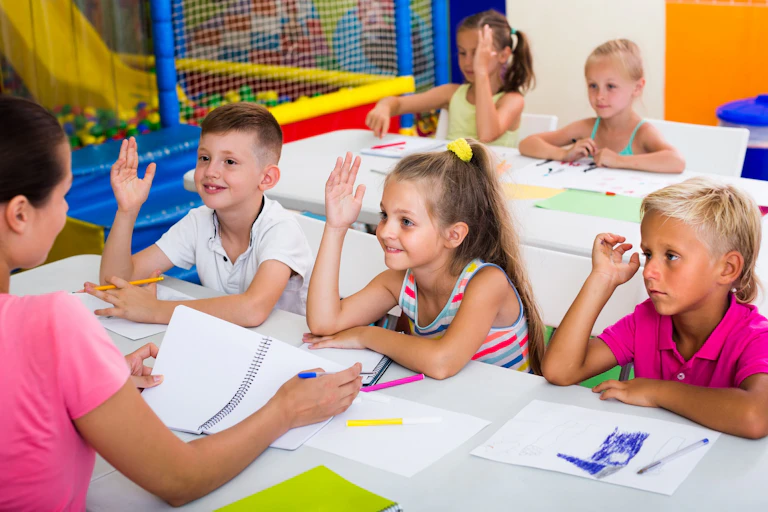 Varios niños participan en una clase, algunos con más energía que otros.