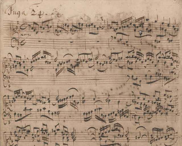Partitura con las anotaciones de la composición de un fragmento de una pieza musical.