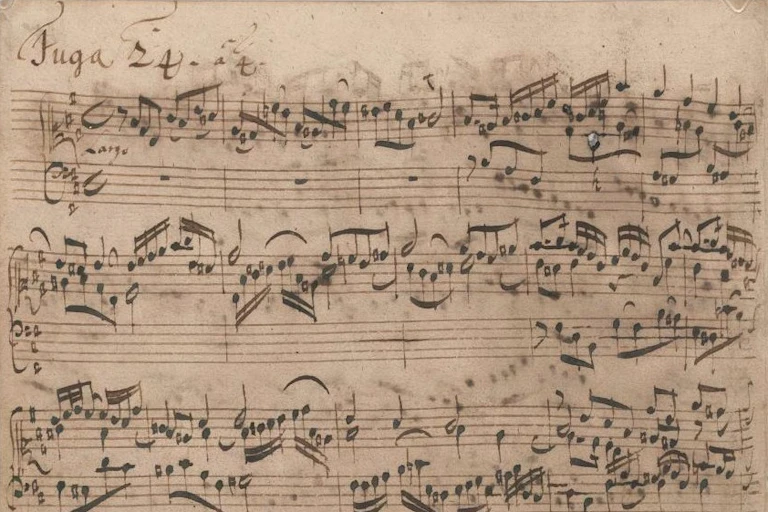Partitura con las anotaciones de la composición de un fragmento de una pieza musical.