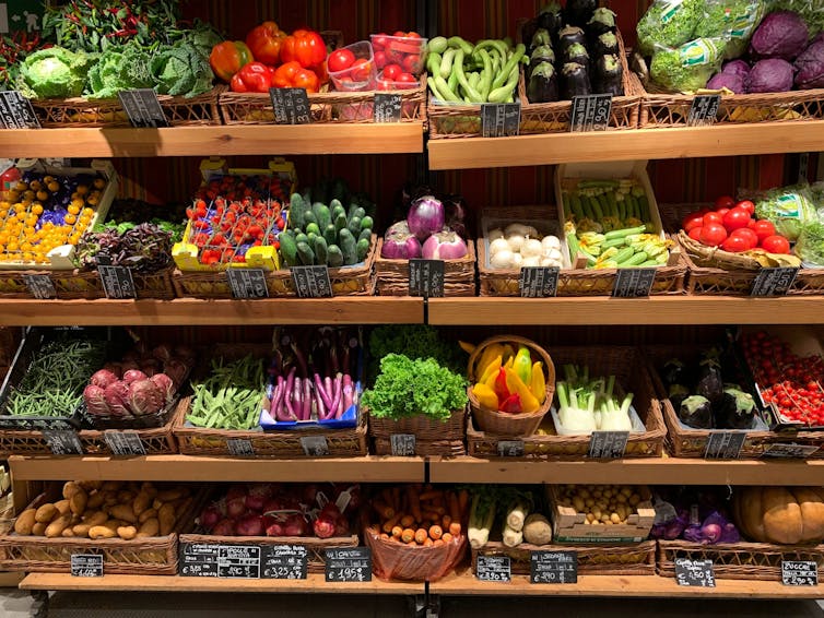 Rayon fruits et légumes d’un supermarché