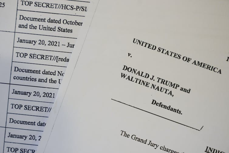 'Si quieres morir en la cárcel, sigue hablando': dos expertos en leyes de seguridad nacional discuten el trato especial para Trump y le ofrecen algunos consejos 1 Un montón de páginas de una acusación.