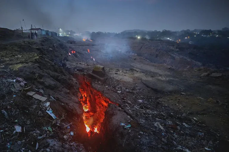 Retakan besar pada batuan permukaan memperlihatkan cahaya merah dari api di bawahnya.