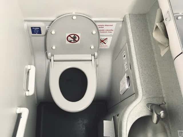 Toilet pesawat