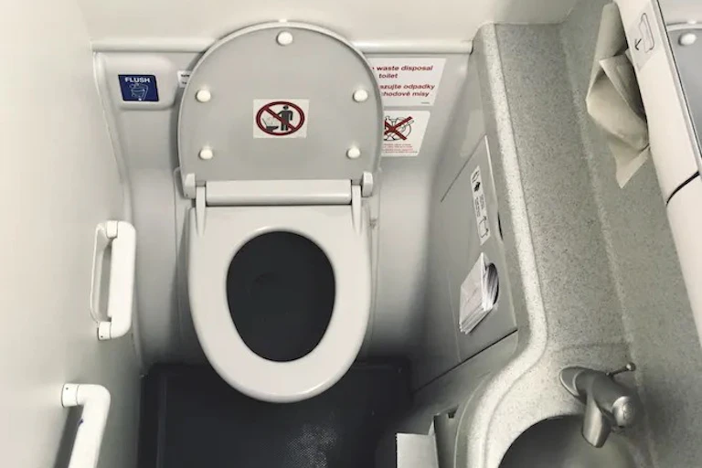 Toilet pesawat