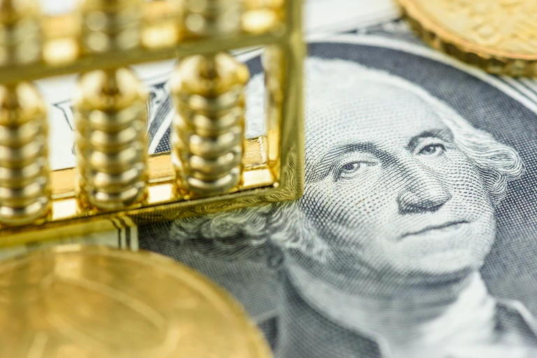 El ábaco chino sobre un billete de un dólar estadounidense con la imagen de George Washington.