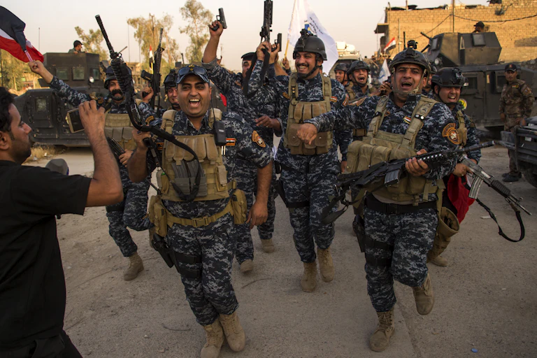Militaires en uniforme brandissant des fusils, l'air heureux
