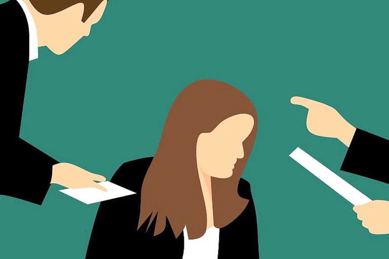 Illustration d'une femme recevant des ordres de plusieurs personnes.