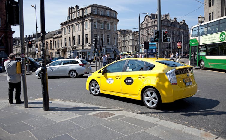 Uber taxi en las calles de Edimburgo