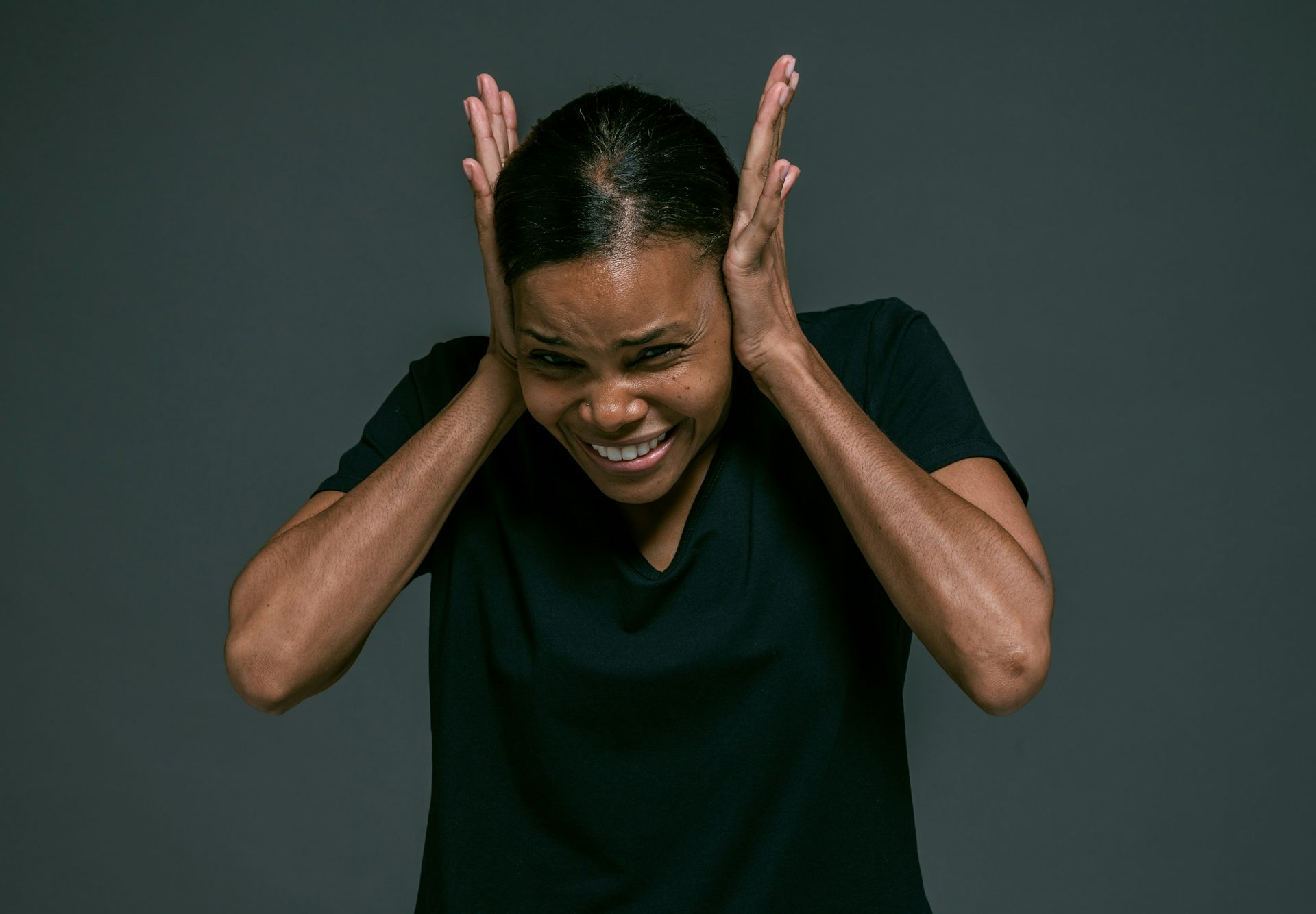 Près de 9 millions de Français-es disent entendre des voix. Et pourtant, ce vécu reste associé à l’isolement. À qui s’adresser lorsqu’on n’est plus tout seul dans sa tête ?