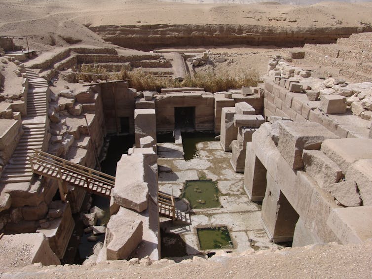 antiguos restos de un templo egipcio en el desierto