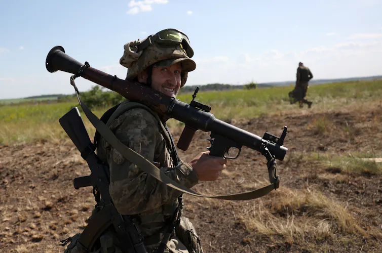 Soldat en uniforme, portant un bazooka sur l'épaule